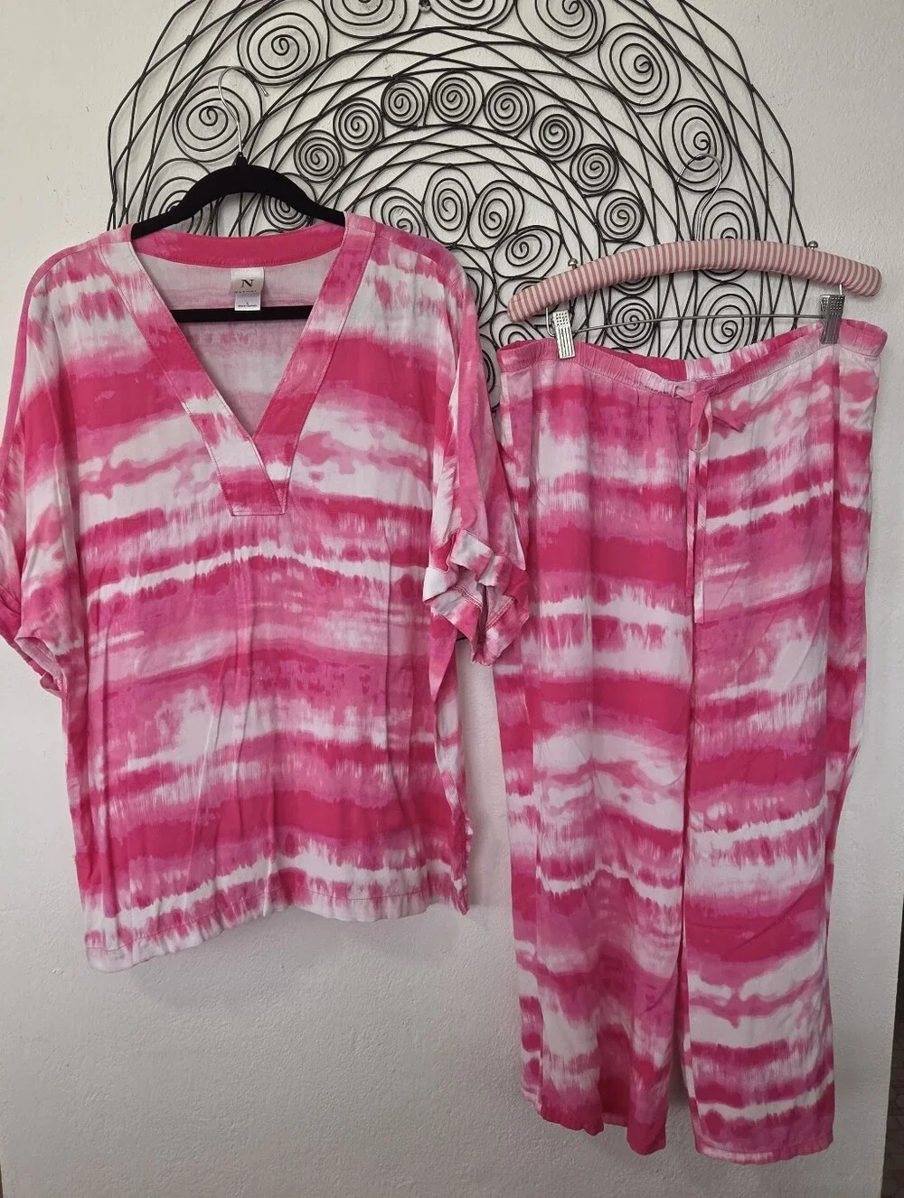 Natori Women’s Large Pink White Tie Dye 2 Piece Lounge Set Cropped Pants - Picture 2 of 14
